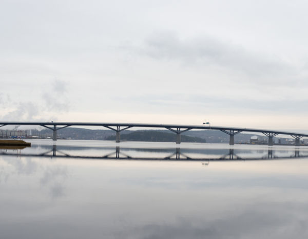 Sundsvallsbron med pappersbrukets rök i bakgrunden